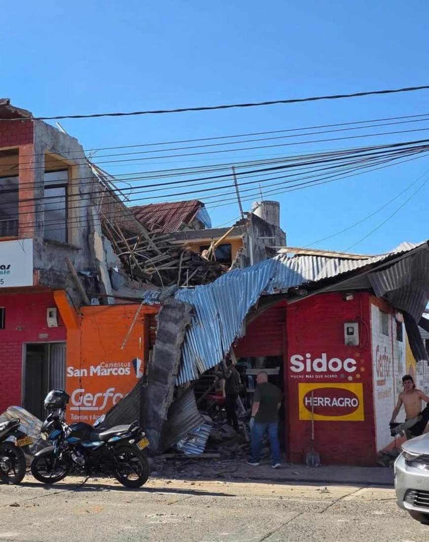Local comercial en Montenegro con la cubierta y la fachada superior derrumbadas