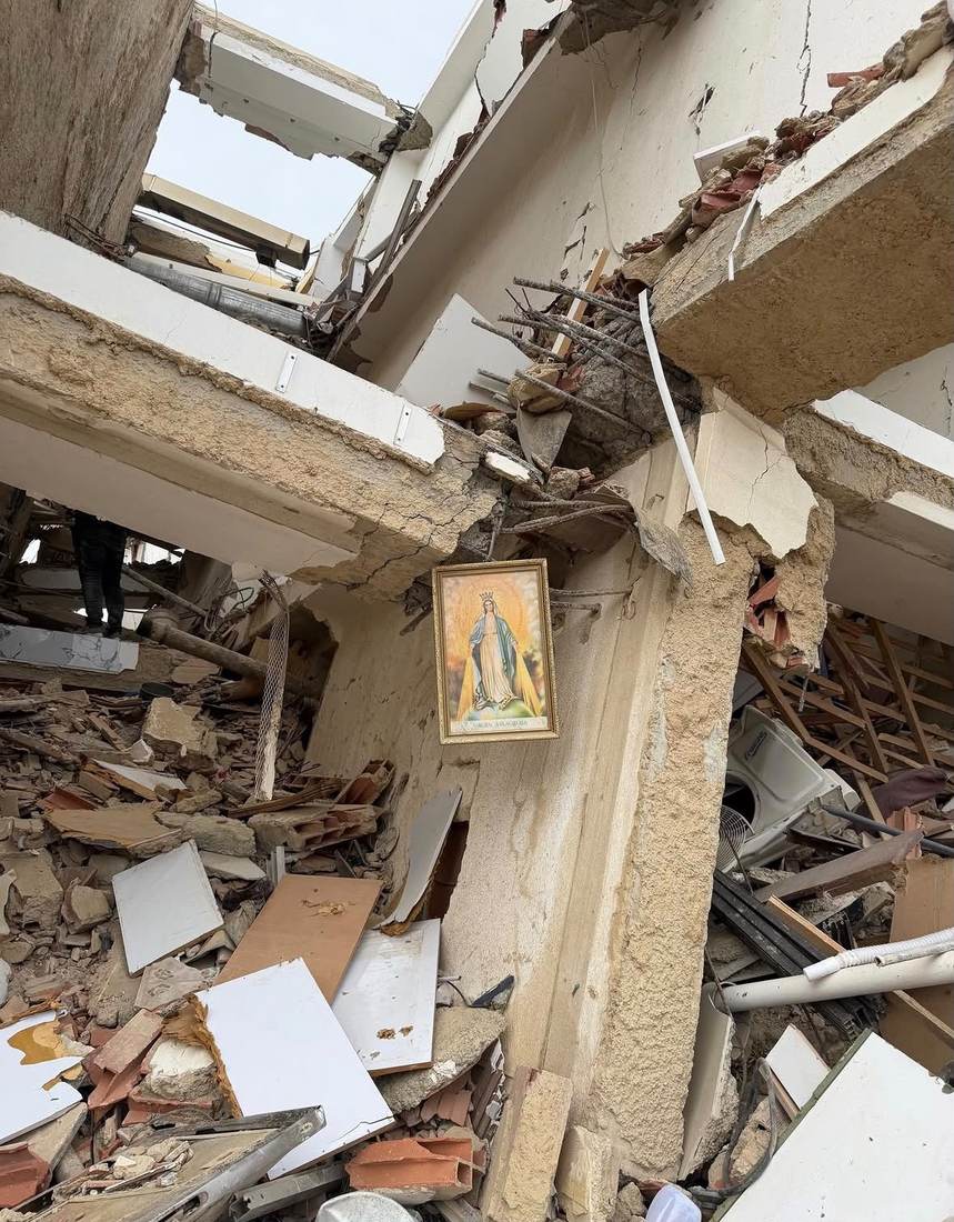 Interior de una vivienda en Montenegro con muros y cubierta caídos