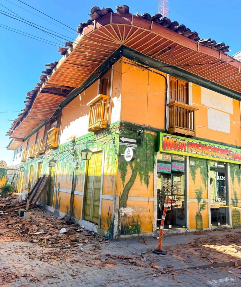 Edificio esquinero de dos plantas en Montenegro con escombros en el andén