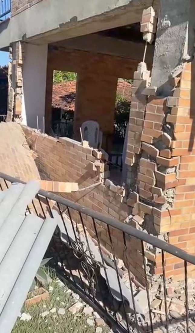 Muro de ladrillo y baranda derribados en una terraza en Montenegro