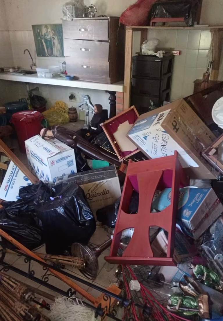 Interior de una vivienda en Montenegro con muebles y enseres desplazados