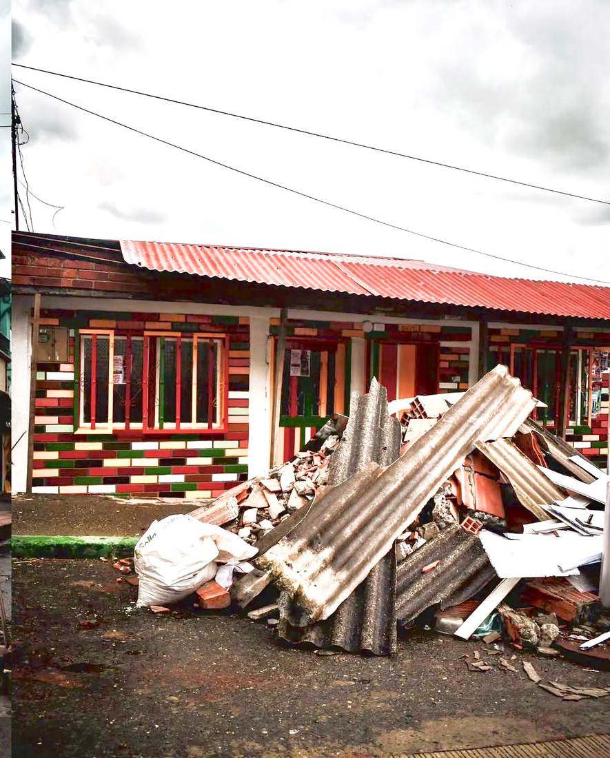 Láminas de zinc y escombros amontonados frente a una vivienda en Quimbaya