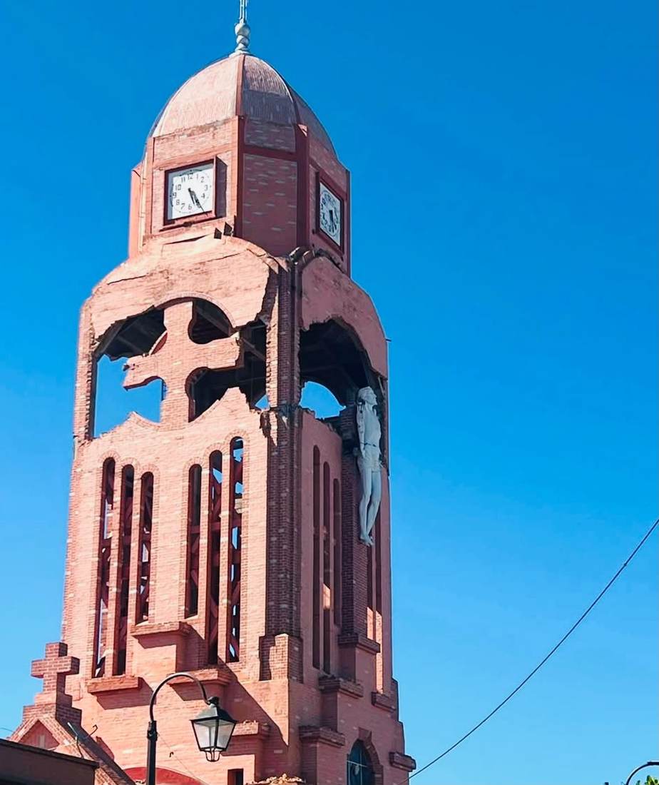 Torre del reloj de Quimbaya en pie tras el sismo, con daños visibles