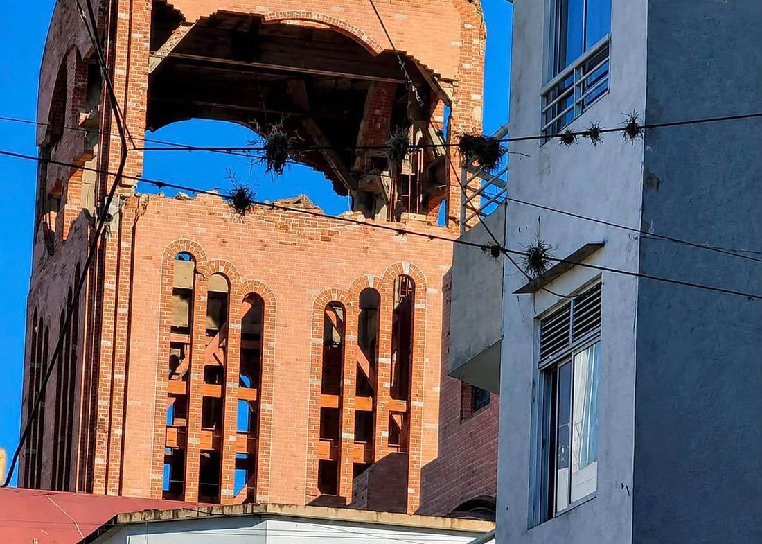 Campanario de Quimbaya con la estructura superior dañada