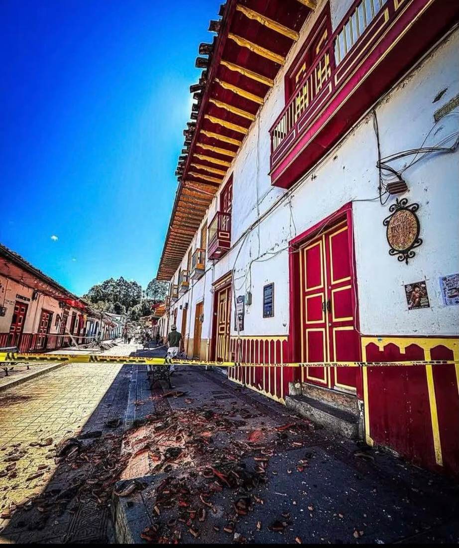 Calle Real de Salento con escombros sobre la vía y fachadas coloniales agrietadas
