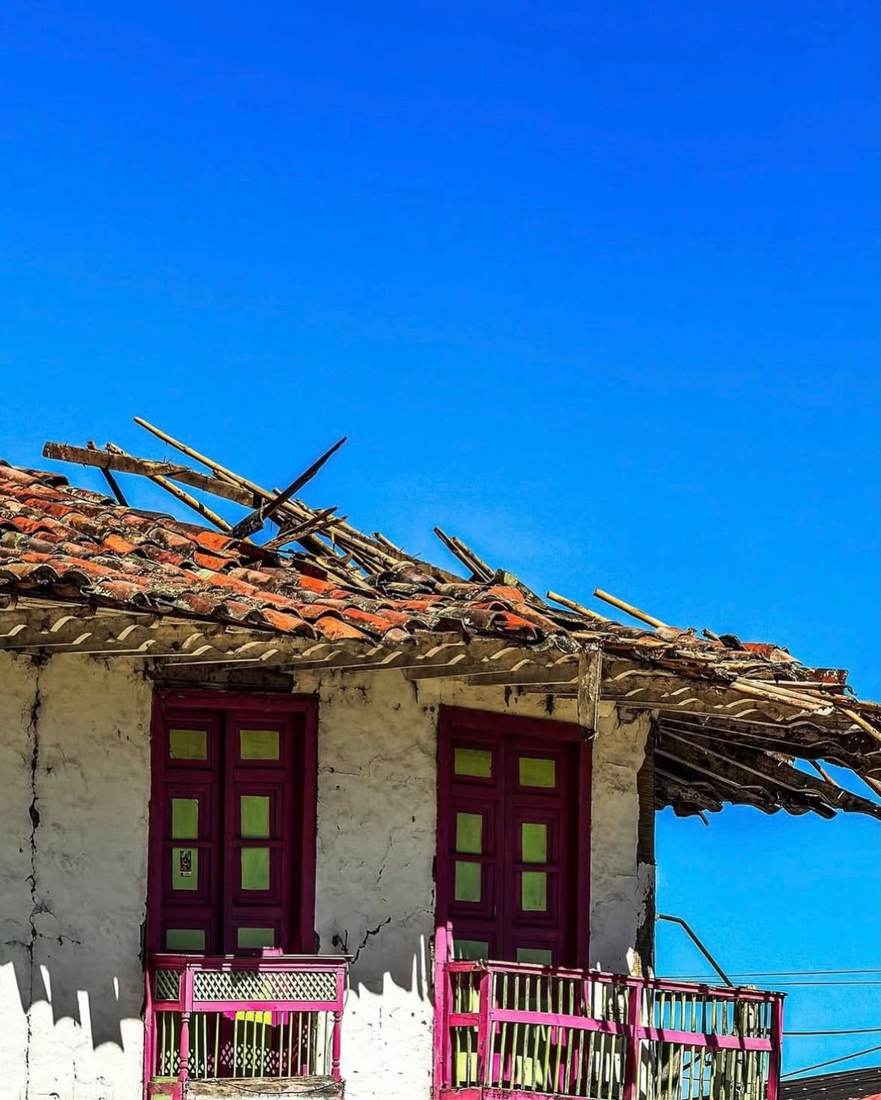 Cubierta de teja colapsada sobre una vivienda blanca en Salento
