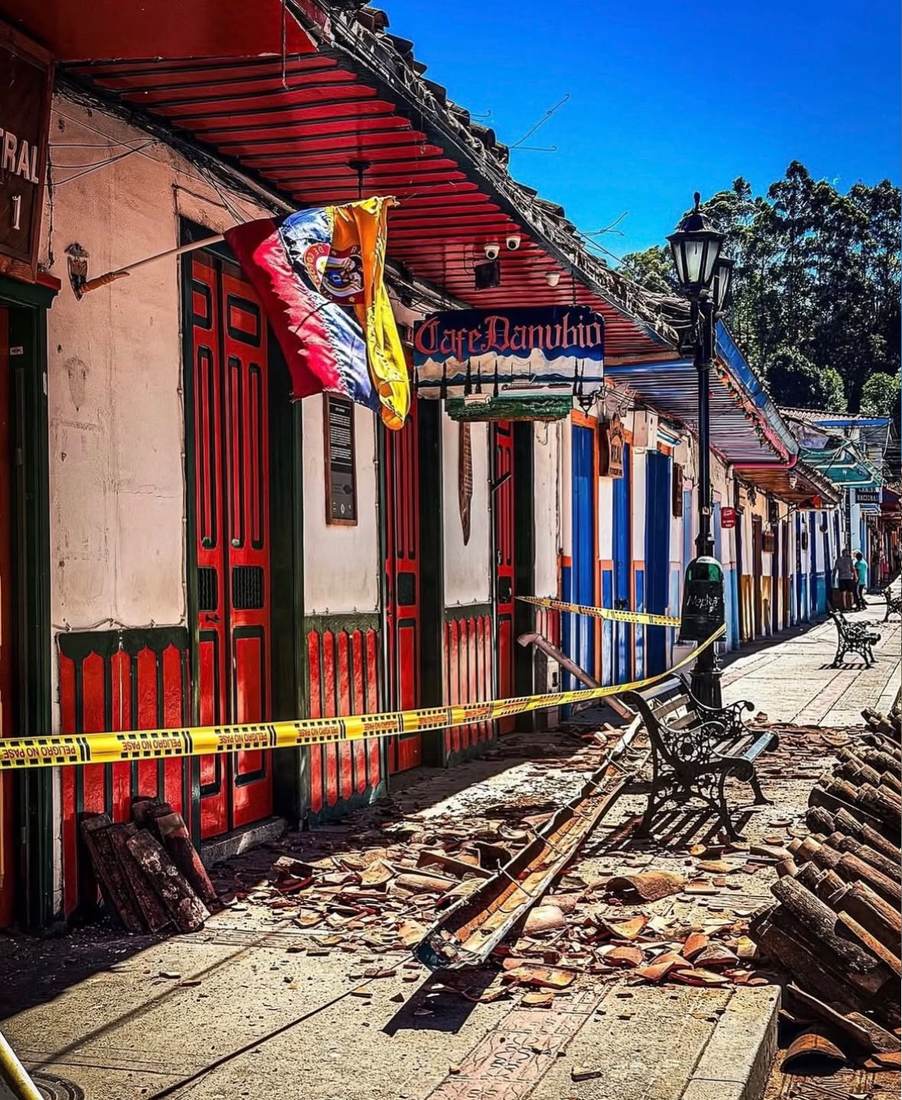 Calle de Salento con cinta de acordonamiento y material caído sobre el andén